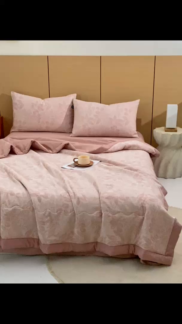 91家纺网 家纺一手货源 找家纺 恋人优选 2026新款全棉三层提花夏被空调被 茎叶时光-粉