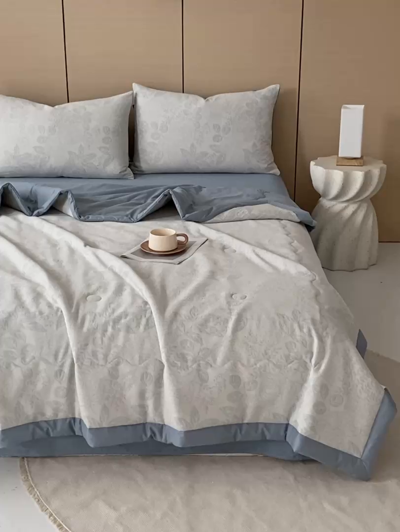 91家纺网 家纺一手货源 找家纺 恋人优选 2026新款全棉三层提花夏被空调被 茎叶时光-蓝