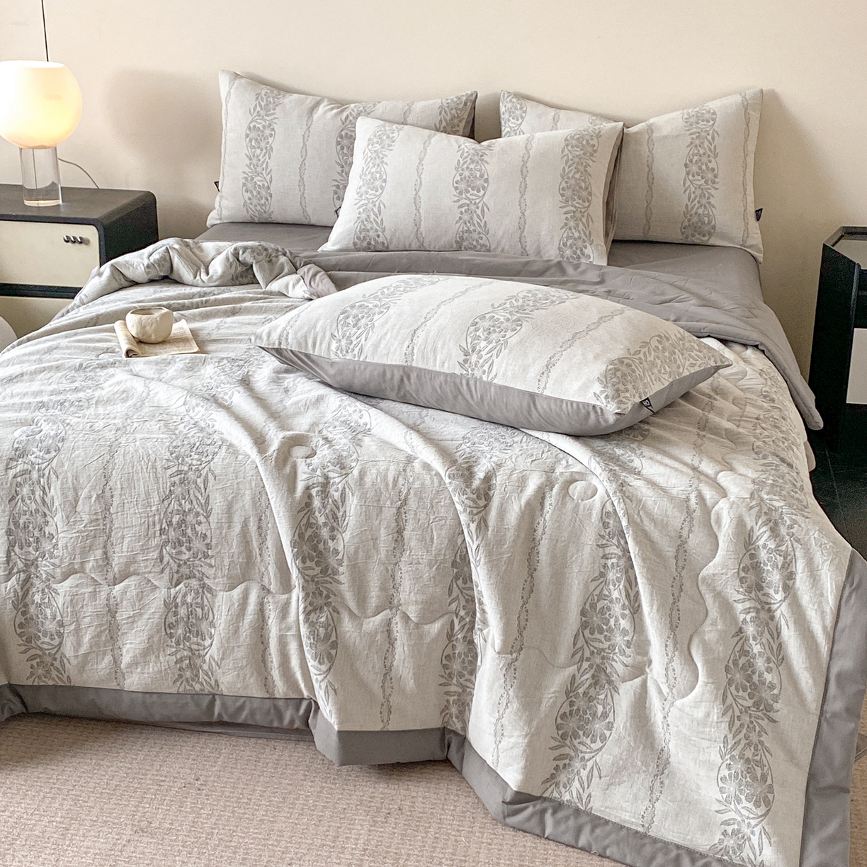 91家纺网 家纺一手货源 找家纺 恋人优选 2026新款全棉三层提花夏被空调被 花蔓吟-灰