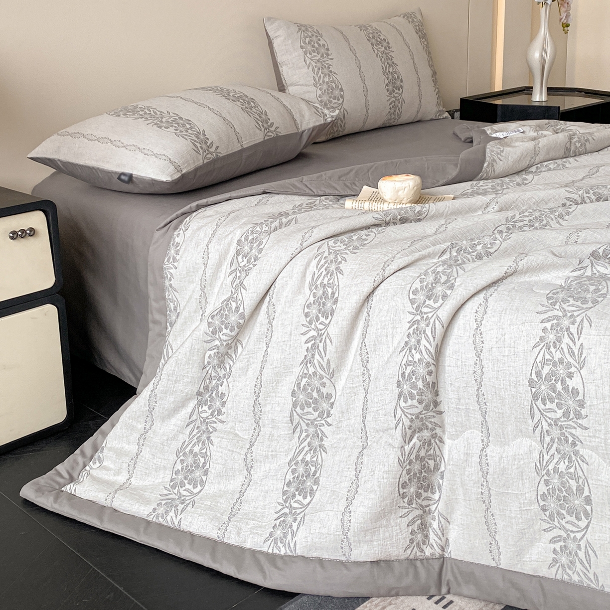 91家纺网 家纺一手货源 找家纺 恋人优选 2026新款全棉三层提花夏被空调被 花蔓吟-灰