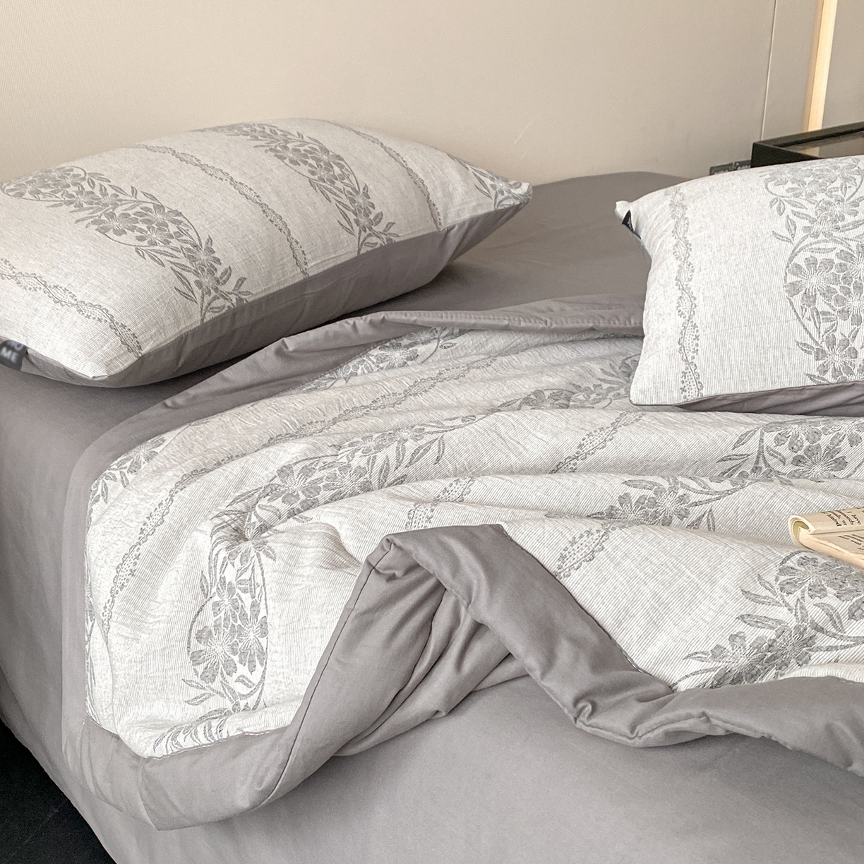 91家纺网 家纺一手货源 找家纺 恋人优选 2026新款全棉三层提花夏被空调被 花蔓吟-灰