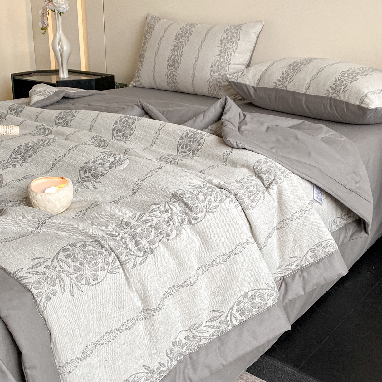 91家纺网 家纺一手货源 找家纺 恋人优选 2026新款全棉三层提花夏被空调被 花蔓吟-灰