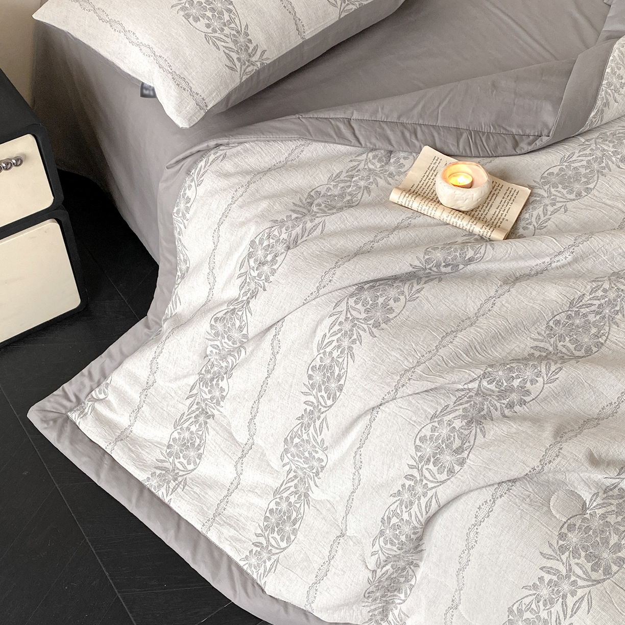 91家纺网 家纺一手货源 找家纺 恋人优选 2026新款全棉三层提花夏被空调被 花蔓吟-灰