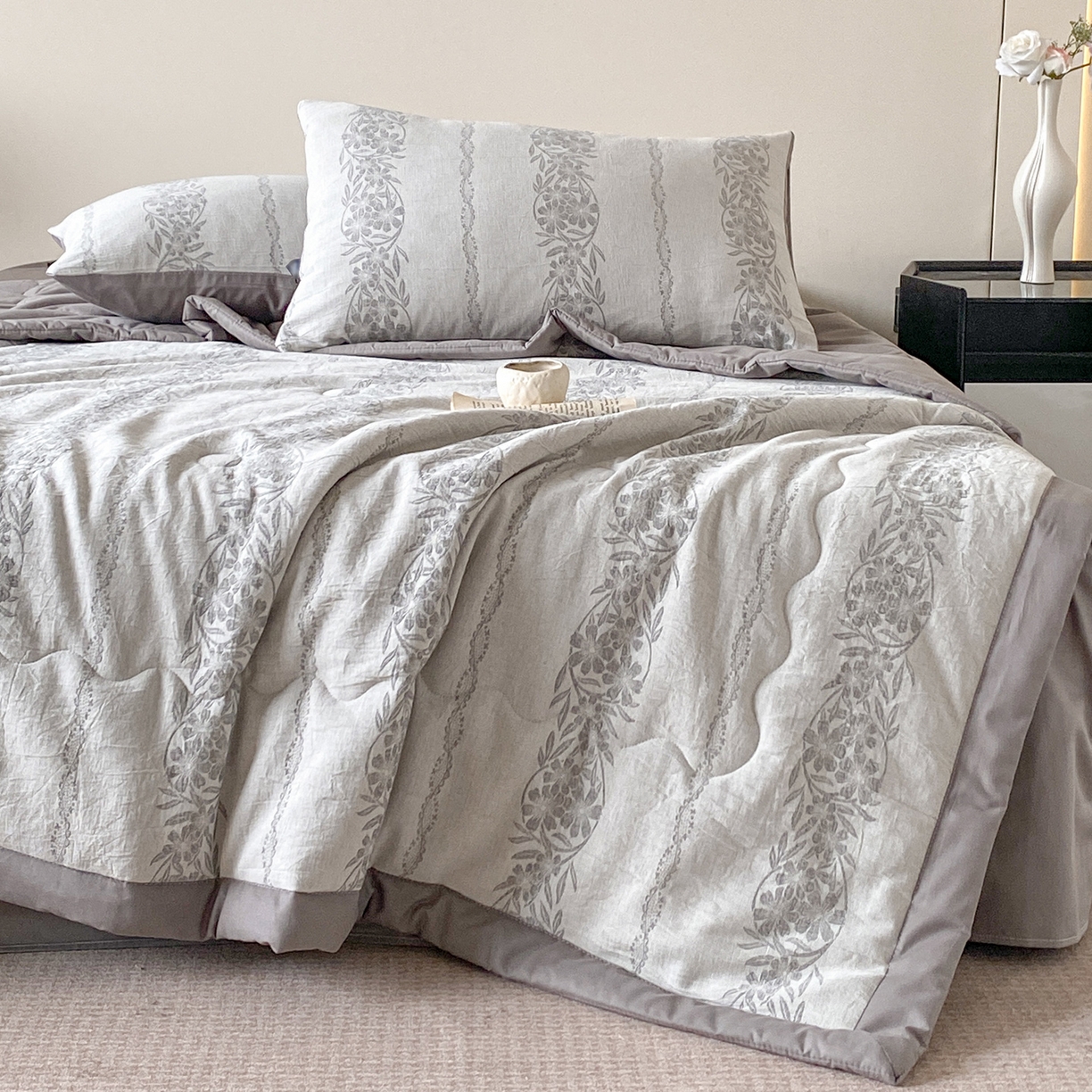 91家纺网 家纺一手货源 找家纺 恋人优选 2026新款全棉三层提花夏被空调被 花蔓吟-灰