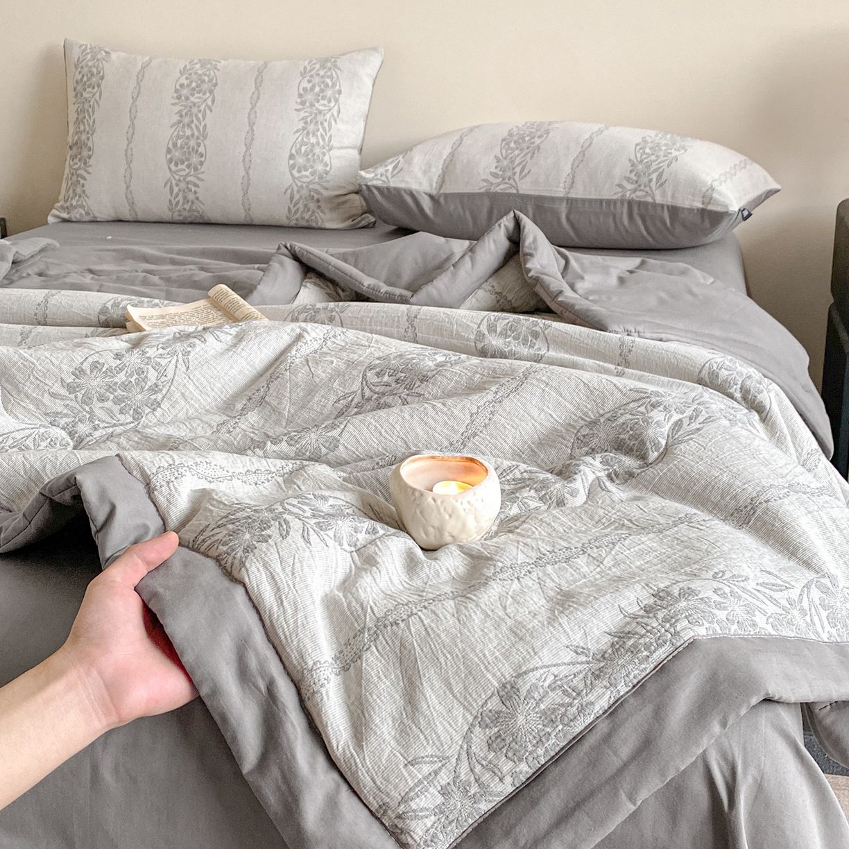 91家纺网 家纺一手货源 找家纺 恋人优选 2026新款全棉三层提花夏被空调被 花蔓吟-灰