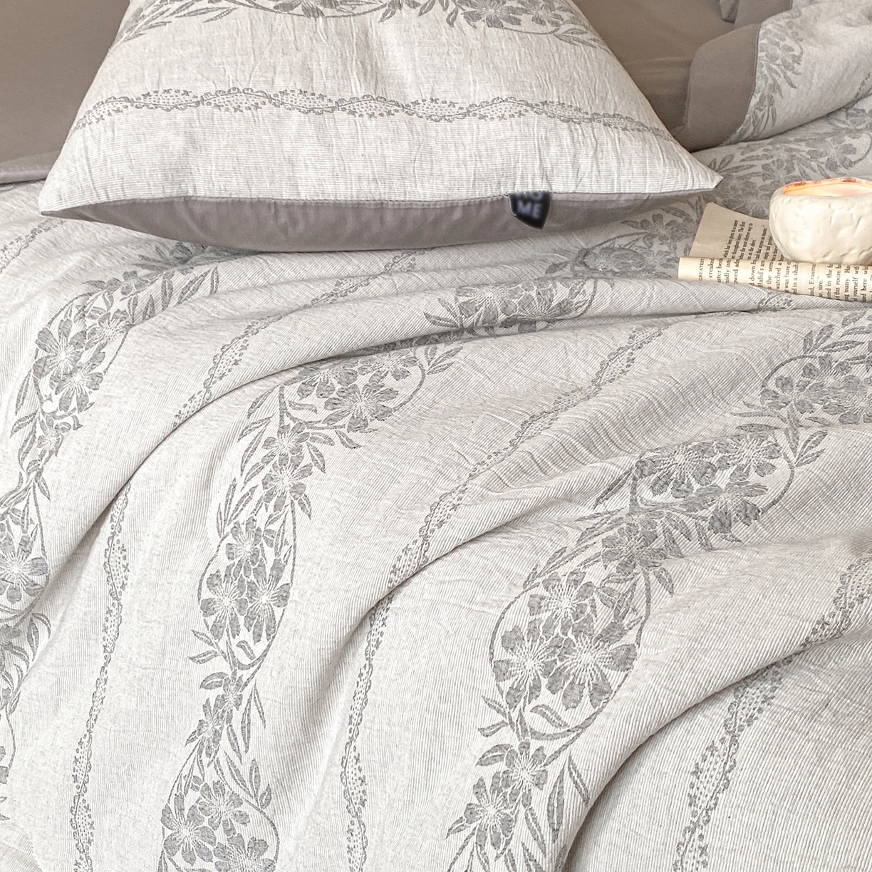 91家纺网 家纺一手货源 找家纺 恋人优选 2026新款全棉三层提花夏被空调被 花蔓吟-灰