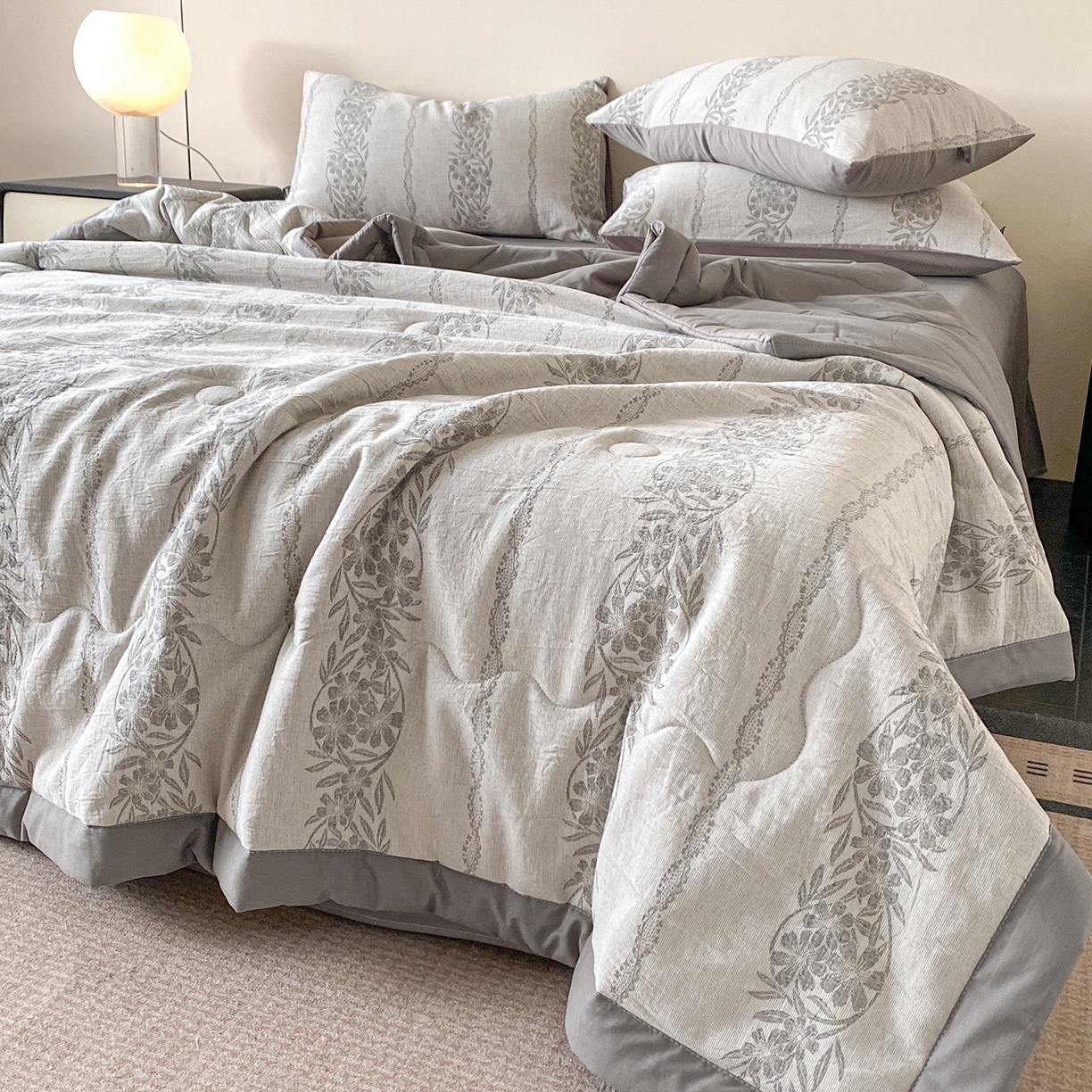 91家纺网 家纺一手货源 找家纺 恋人优选 2026新款全棉三层提花夏被空调被 花蔓吟-灰