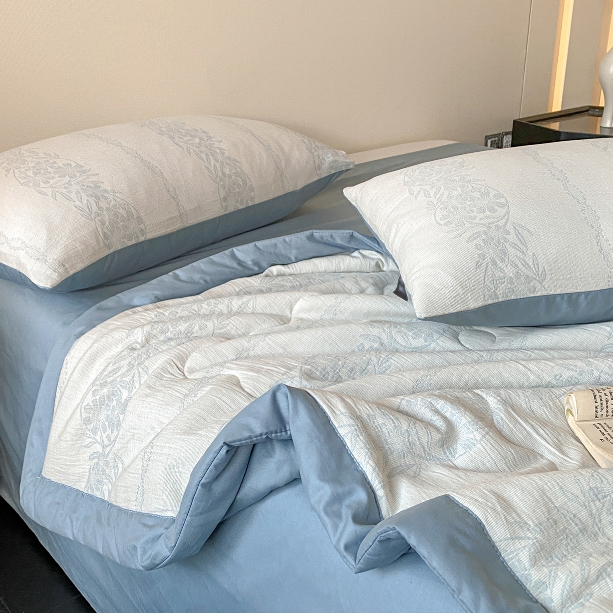 91家纺网 家纺一手货源 找家纺 恋人优选 2026新款全棉三层提花夏被空调被 花蔓吟-兰