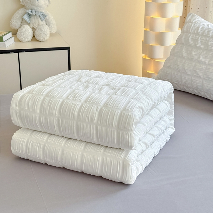 91家纺网 家纺一手货源 找家纺 卡斯诺家纺馆 2026新款亲肤泡泡纱夏被四件套 茉莉白+灰