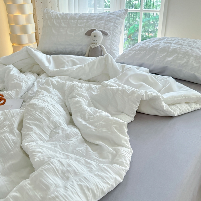 91家纺网 家纺一手货源 找家纺 卡斯诺家纺馆 2026新款亲肤泡泡纱夏被四件套 茉莉白+灰