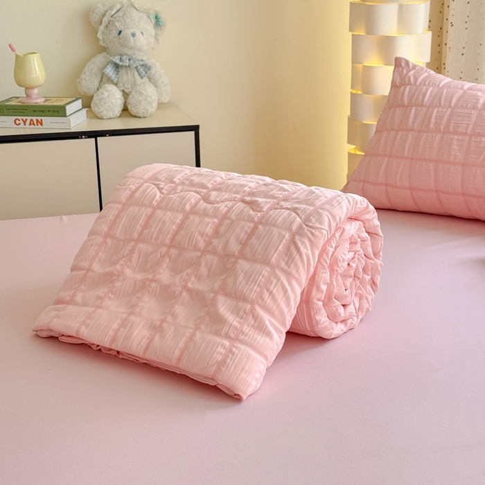 91家纺网 家纺一手货源 找家纺 卡斯诺家纺馆 2026新款亲肤泡泡纱夏被四件套 蜜桃粉