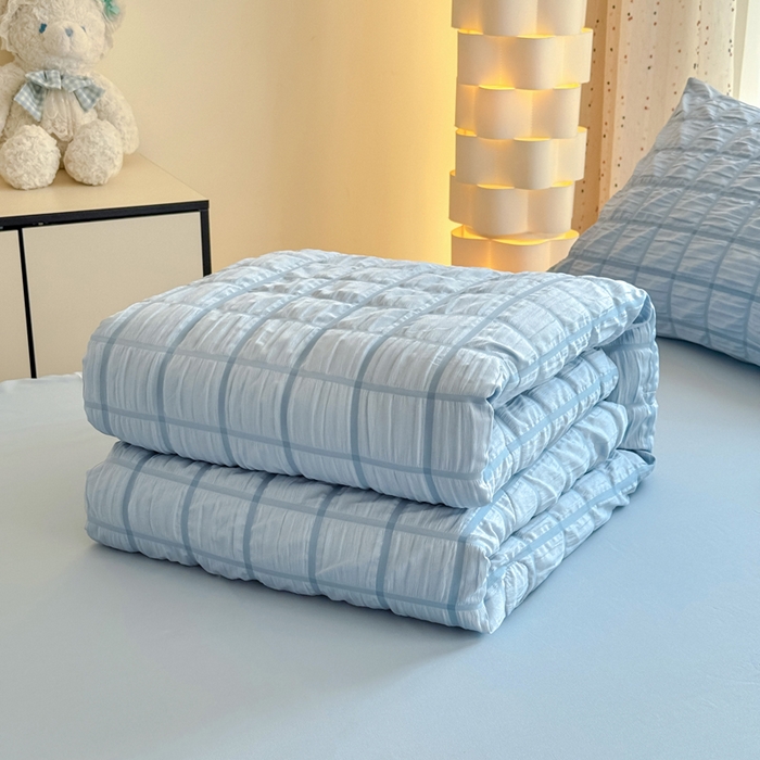 91家纺网 家纺一手货源 找家纺 卡斯诺家纺馆 2026新款亲肤泡泡纱夏被四件套 梦幻蓝