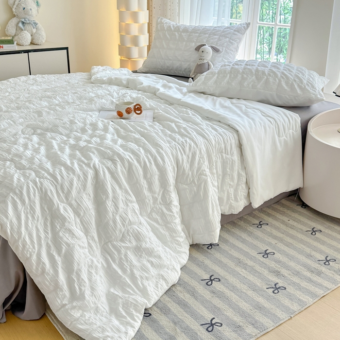 91家纺网 家纺一手货源 找家纺 卡斯诺家纺馆 2026新款亲肤泡泡纱夏被四件套 茉莉白+灰