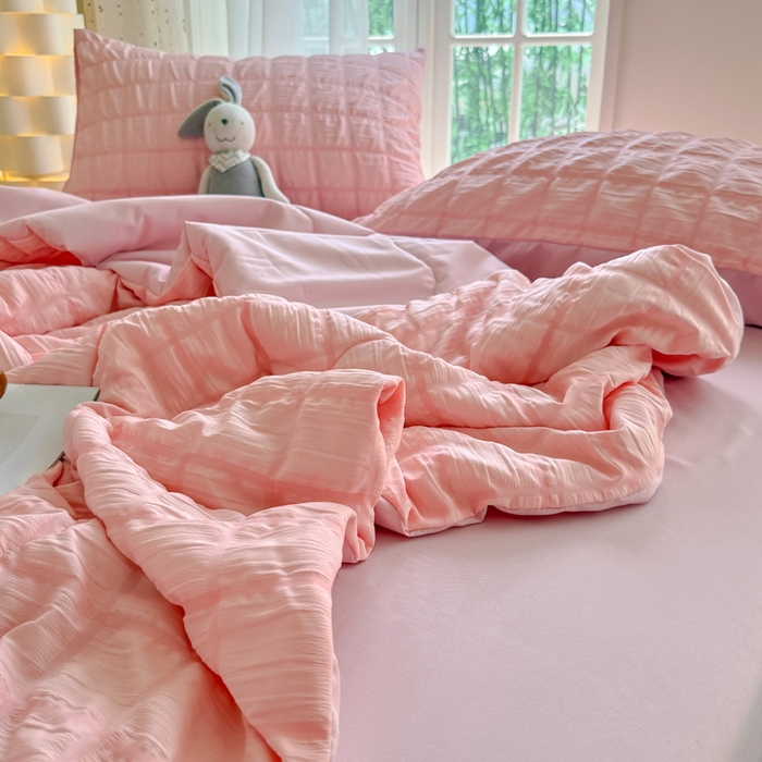 91家纺网 家纺一手货源 找家纺 卡斯诺家纺馆 2026新款亲肤泡泡纱夏被四件套 蜜桃粉