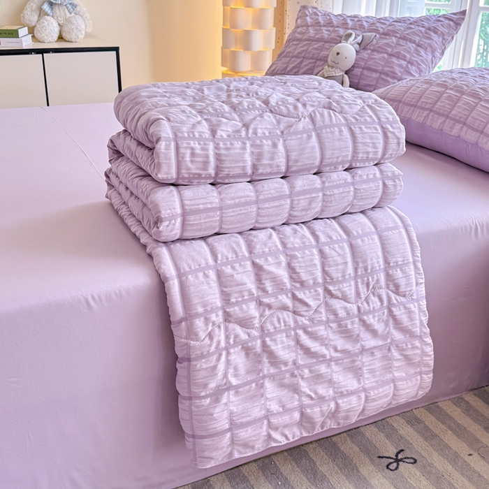 91家纺网 家纺一手货源 找家纺 卡斯诺家纺馆 2026新款亲肤泡泡纱夏被四件套 风铃紫