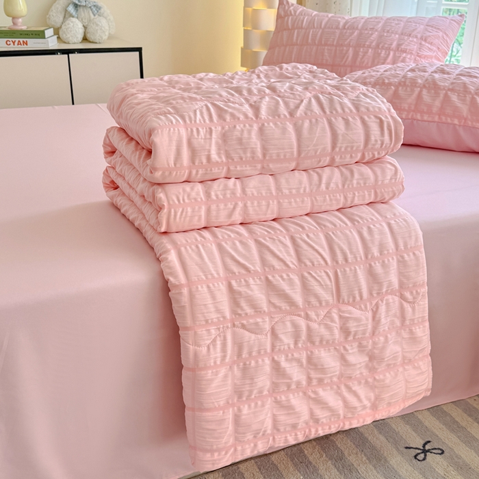 91家纺网 家纺一手货源 找家纺 卡斯诺家纺馆 2026新款亲肤泡泡纱夏被四件套 蜜桃粉