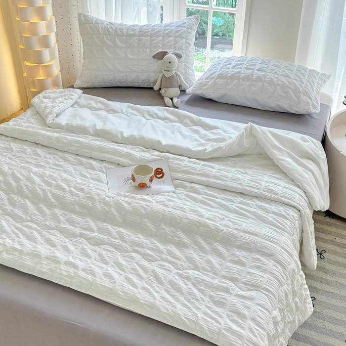 91家纺网 家纺一手货源 找家纺 卡斯诺家纺馆 2026新款亲肤泡泡纱夏被四件套 茉莉白+灰