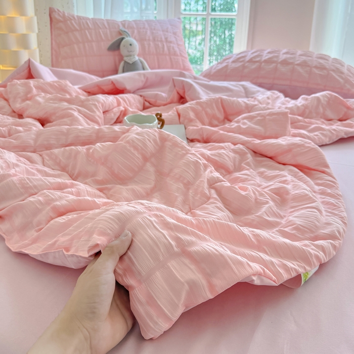 91家纺网 家纺一手货源 找家纺 卡斯诺家纺馆 2026新款亲肤泡泡纱夏被四件套 蜜桃粉