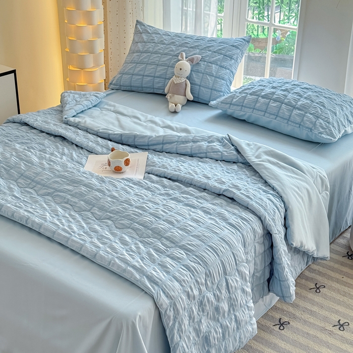 91家纺网 家纺一手货源 找家纺 卡斯诺家纺馆 2026新款亲肤泡泡纱夏被四件套 梦幻蓝