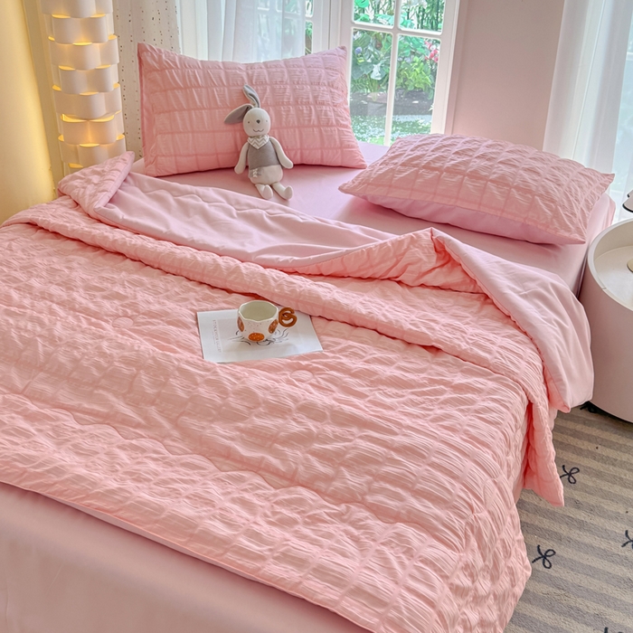 91家纺网 家纺一手货源 找家纺 卡斯诺家纺馆 2026新款亲肤泡泡纱夏被四件套 蜜桃粉