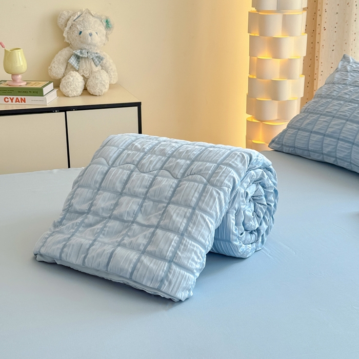 91家纺网 家纺一手货源 找家纺 卡斯诺家纺馆 2026新款亲肤泡泡纱夏被四件套 梦幻蓝