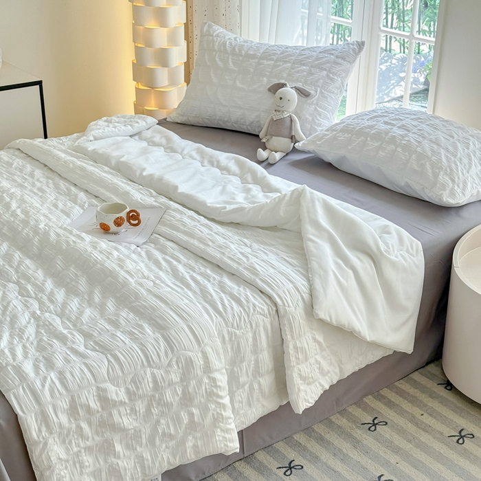 91家纺网 家纺一手货源 找家纺 卡斯诺家纺馆 2026新款亲肤泡泡纱夏被四件套 茉莉白+灰