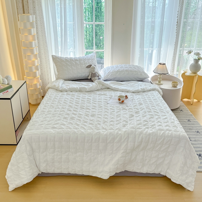 91家纺网 家纺一手货源 找家纺 卡斯诺家纺馆 2026新款亲肤泡泡纱夏被四件套 茉莉白+灰