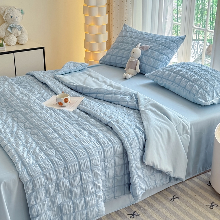 91家纺网 家纺一手货源 找家纺 卡斯诺家纺馆 2026新款亲肤泡泡纱夏被四件套 梦幻蓝