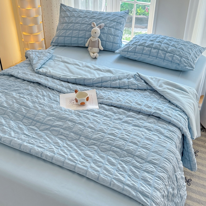 91家纺网 家纺一手货源 找家纺 卡斯诺家纺馆 2026新款亲肤泡泡纱夏被四件套 梦幻蓝