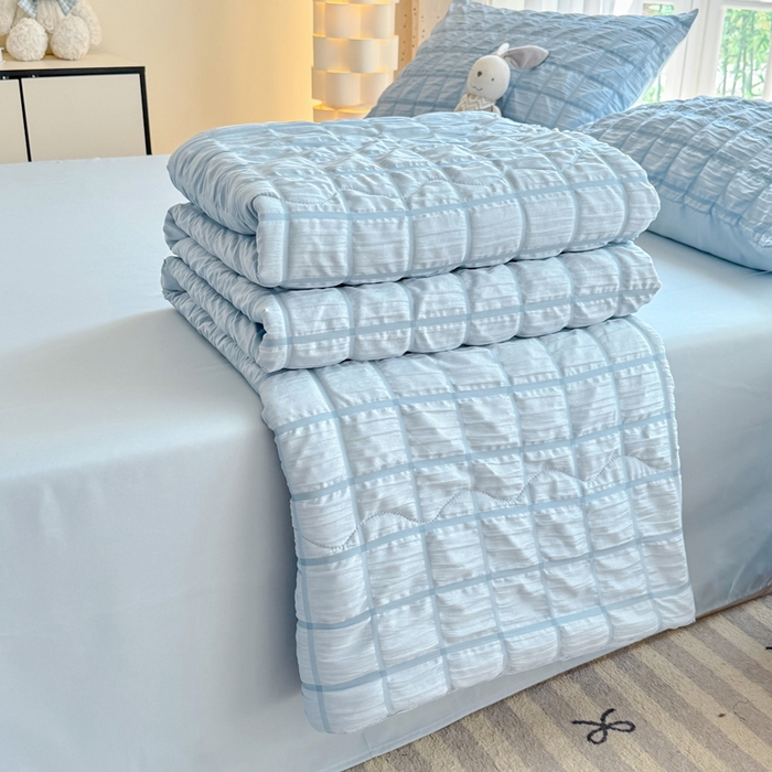 91家纺网 家纺一手货源 找家纺 卡斯诺家纺馆 2026新款亲肤泡泡纱夏被四件套 梦幻蓝