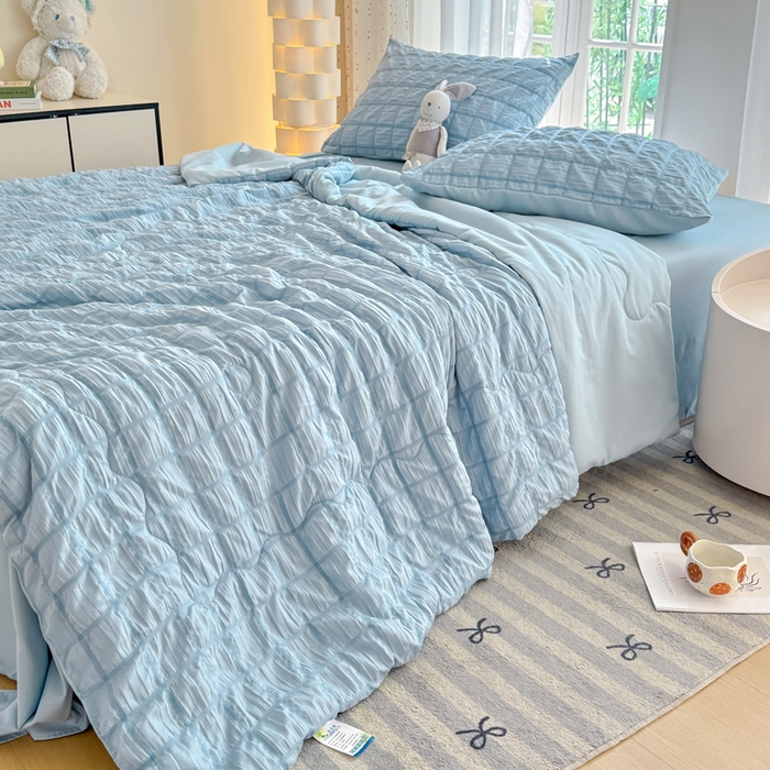 91家纺网 家纺一手货源 找家纺 卡斯诺家纺馆 2026新款亲肤泡泡纱夏被四件套 梦幻蓝