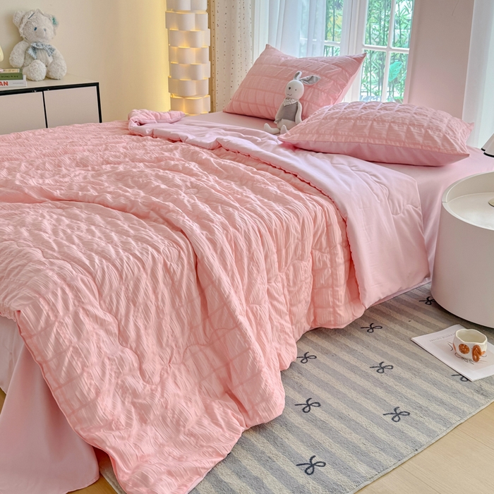 91家纺网 家纺一手货源 找家纺 卡斯诺家纺馆 2026新款亲肤泡泡纱夏被四件套 蜜桃粉