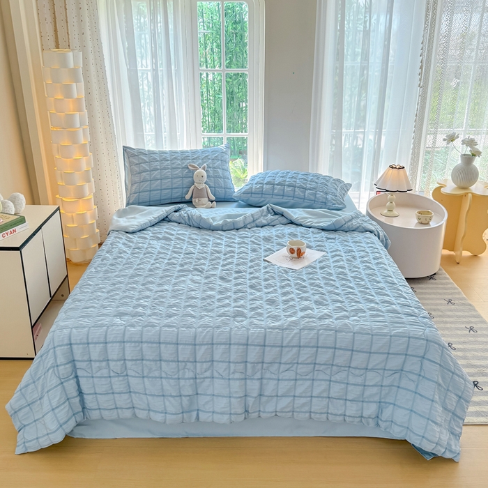 91家纺网 家纺一手货源 找家纺 卡斯诺家纺馆 2026新款亲肤泡泡纱夏被四件套 梦幻蓝