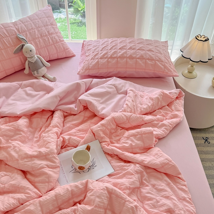 91家纺网 家纺一手货源 找家纺 卡斯诺家纺馆 2026新款亲肤泡泡纱夏被四件套 蜜桃粉