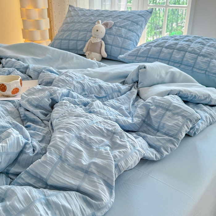 91家纺网 家纺一手货源 找家纺 卡斯诺家纺馆 2026新款亲肤泡泡纱夏被四件套 梦幻蓝