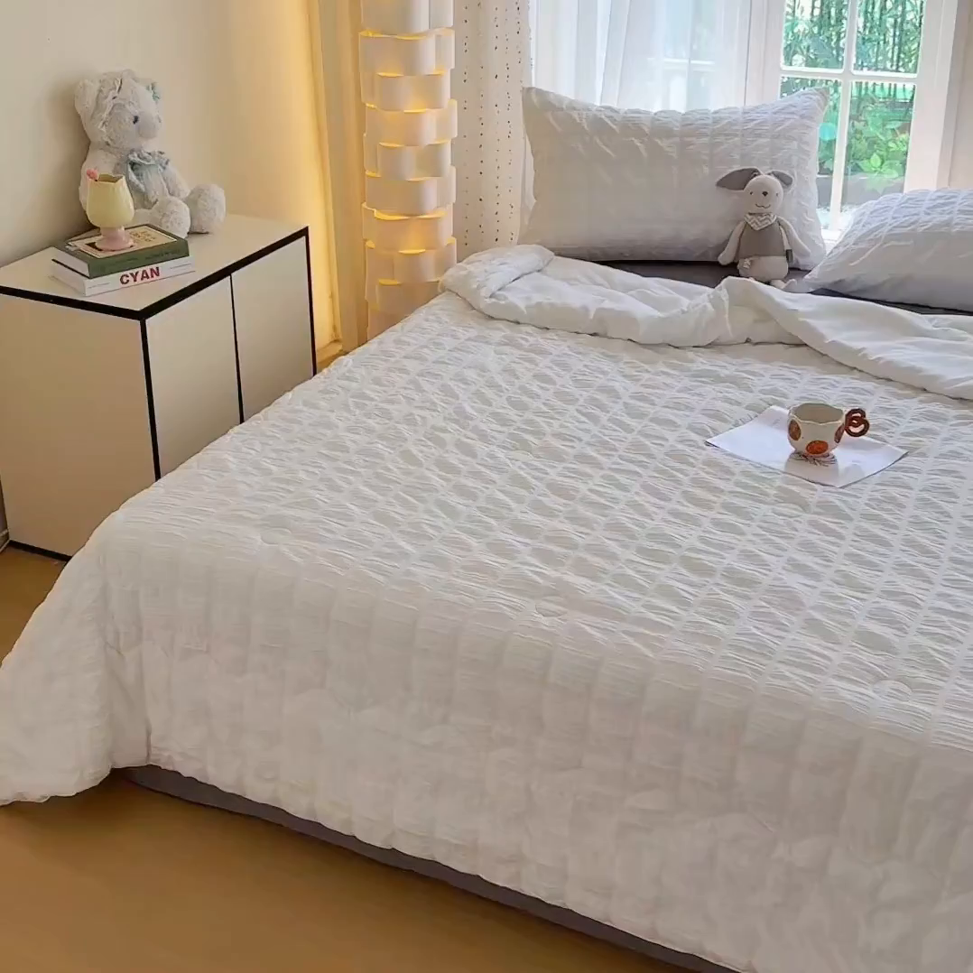 91家纺网 家纺一手货源 找家纺 卡斯诺家纺馆 2026新款亲肤泡泡纱夏被四件套 茉莉白+灰