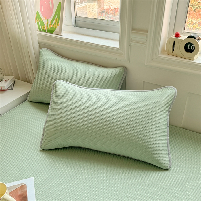 91家纺网 家纺一手货源 找家纺 雯豆家纺 2026春夏新款凉感丝豆豆床笠三件套加厚三明治床垫保护套 凉感丝豆豆床笠-春辰绿