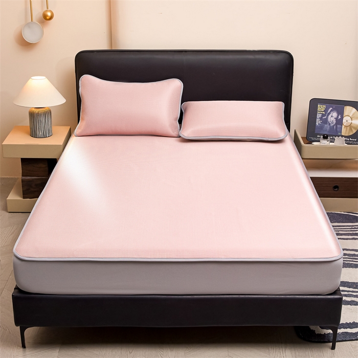 91家纺网 家纺一手货源 找家纺 雯豆家纺 2026春夏新款碳光冰丝床笠加厚三明治凉感床垫保护套夏季床罩凉席席子 千鸟格-床笠款千禧粉