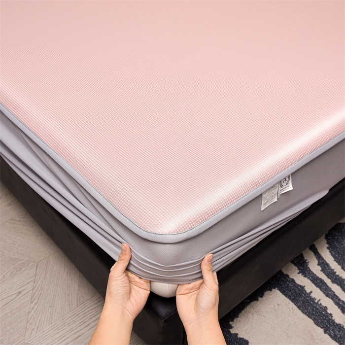 91家纺网 家纺一手货源 找家纺 雯豆家纺 2026春夏新款碳光冰丝床笠加厚三明治凉感床垫保护套夏季床罩凉席席子 千鸟格-床笠款千禧粉