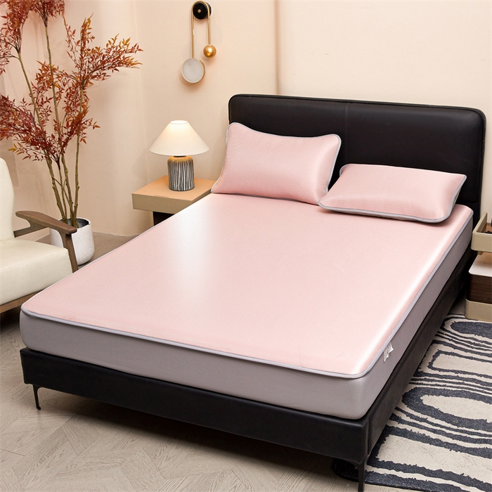 91家纺网 家纺一手货源 找家纺 雯豆家纺 2026春夏新款碳光冰丝床笠加厚三明治凉感床垫保护套夏季床罩凉席席子 千鸟格-床笠款千禧粉