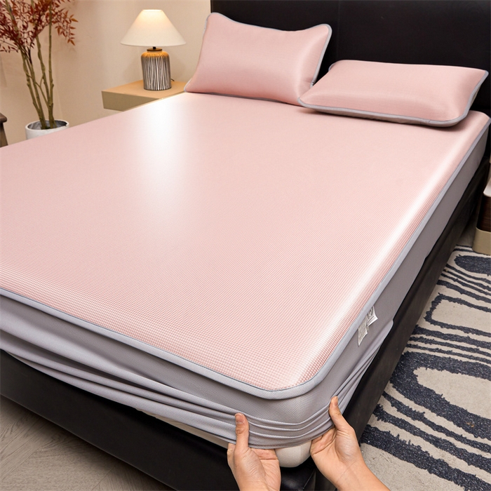 91家纺网 家纺一手货源 找家纺 雯豆家纺 2026春夏新款碳光冰丝床笠加厚三明治凉感床垫保护套夏季床罩凉席席子 千鸟格-床笠款千禧粉