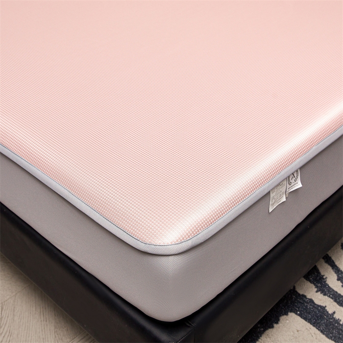 91家纺网 家纺一手货源 找家纺 雯豆家纺 2026春夏新款碳光冰丝床笠加厚三明治凉感床垫保护套夏季床罩凉席席子 千鸟格-床笠款千禧粉