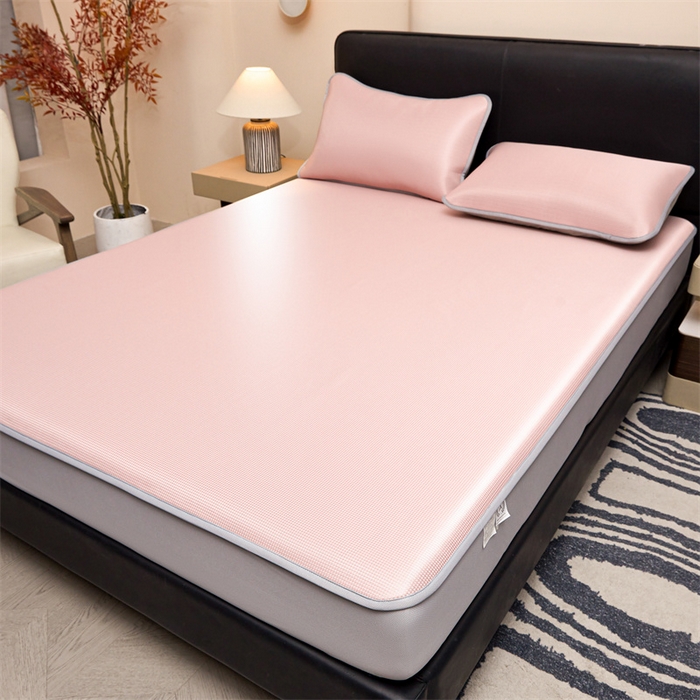 91家纺网 家纺一手货源 找家纺 雯豆家纺 2026春夏新款碳光冰丝床笠加厚三明治凉感床垫保护套夏季床罩凉席席子 千鸟格-床笠款千禧粉