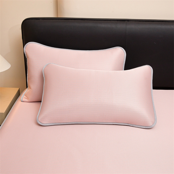 91家纺网 家纺一手货源 找家纺 雯豆家纺 2026春夏新款碳光冰丝床笠加厚三明治凉感床垫保护套夏季床罩凉席席子 千鸟格-床笠款千禧粉