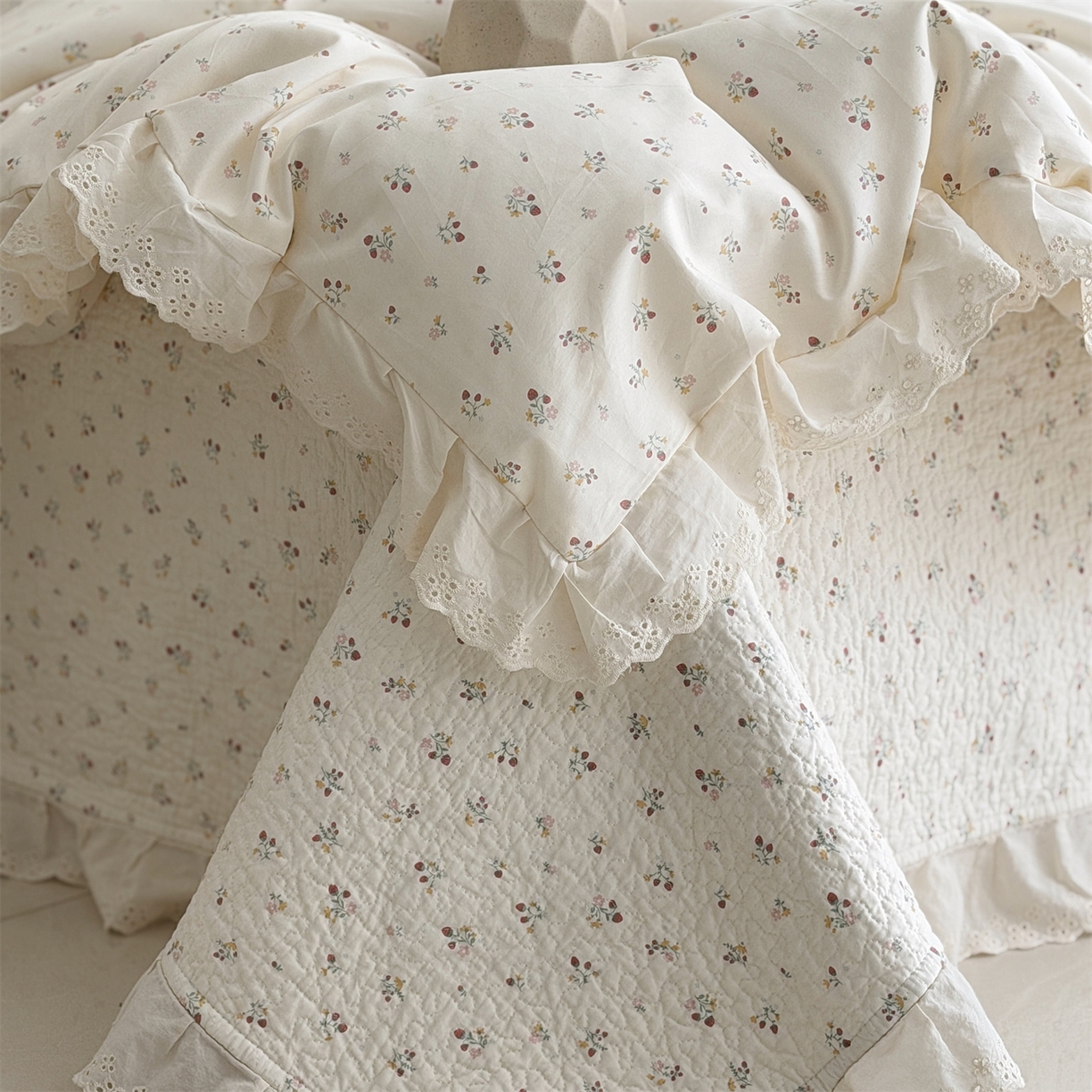 91家纺网 家纺一手货源 找家纺 佰织鑫家居 2026新款全棉法式砂洗棉花床盖款被套四件套 酸奶草莓