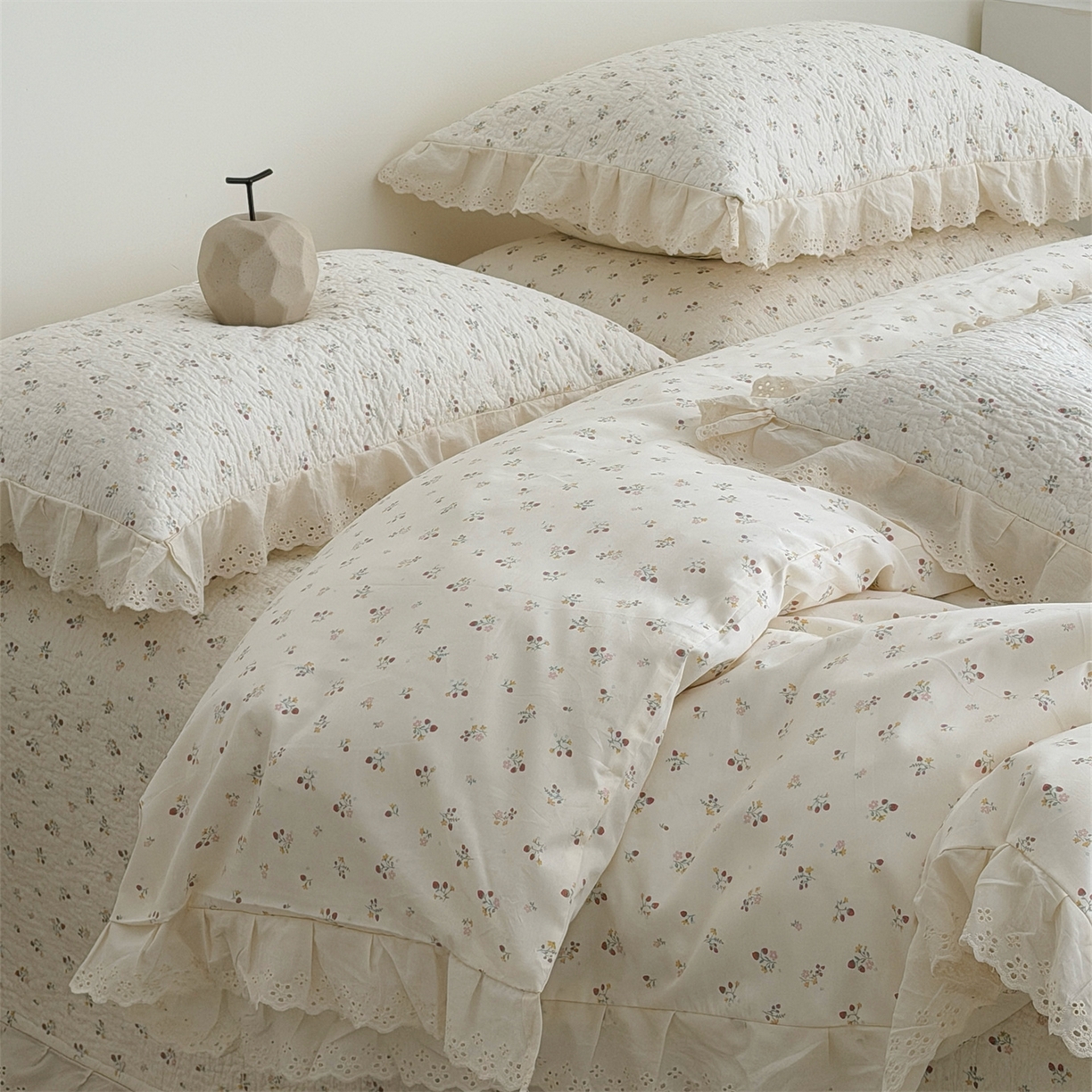 91家纺网 家纺一手货源 找家纺 佰织鑫家居 2026新款全棉法式砂洗棉花床盖款被套四件套 酸奶草莓