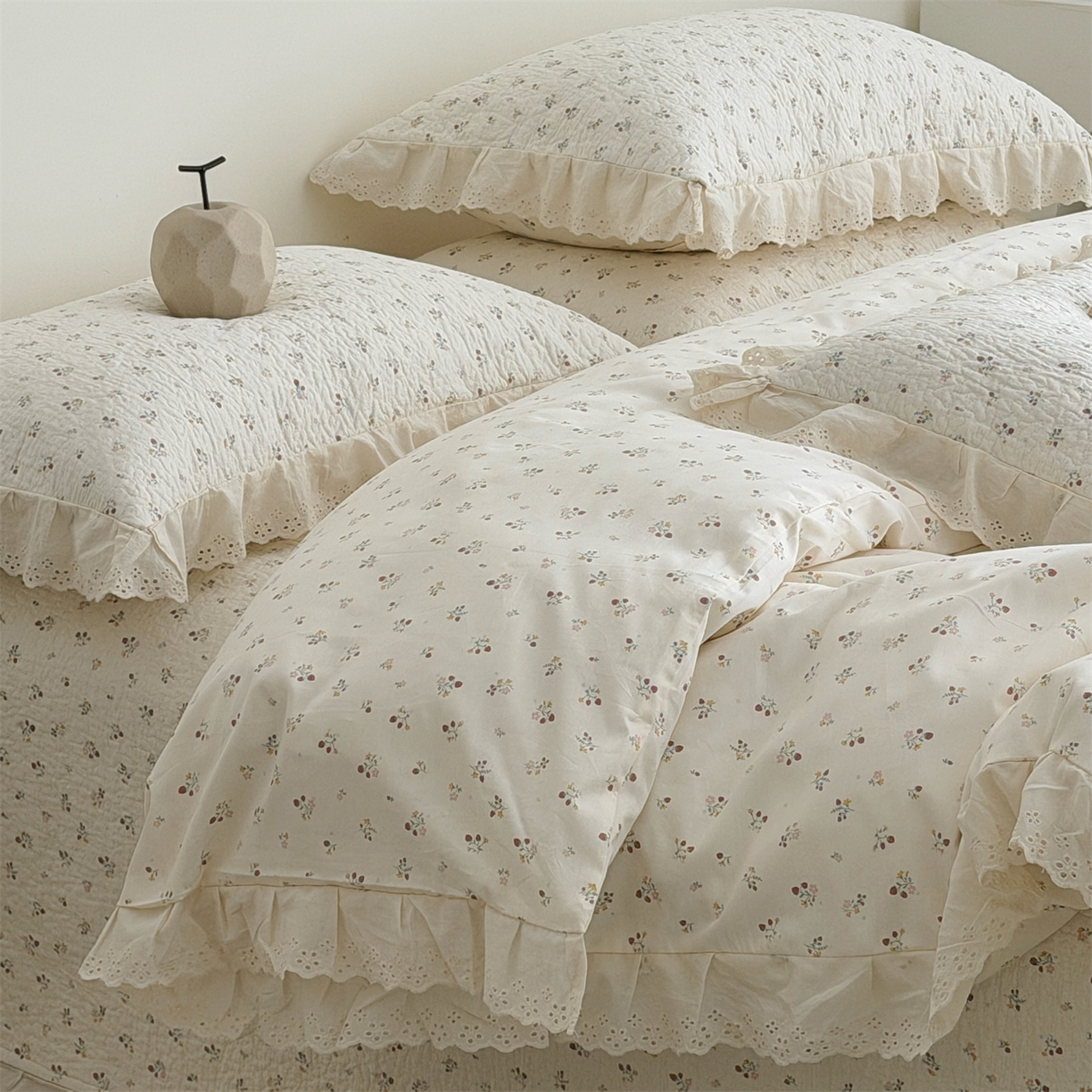 91家纺网 家纺一手货源 找家纺 佰织鑫家居 2026新款全棉法式砂洗棉花床盖款被套四件套 酸奶草莓