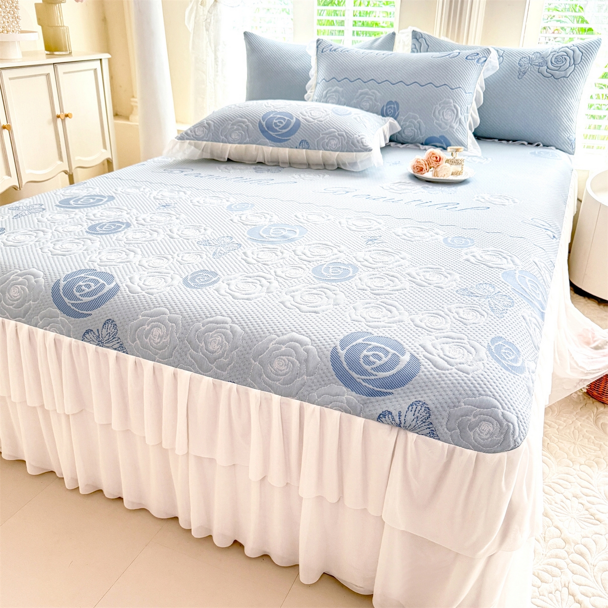 91家纺网 家纺一手货源 找家纺 绒棉世家 2026新款A类凉感豆豆席三件套床裙款软席子 花韵-天蓝