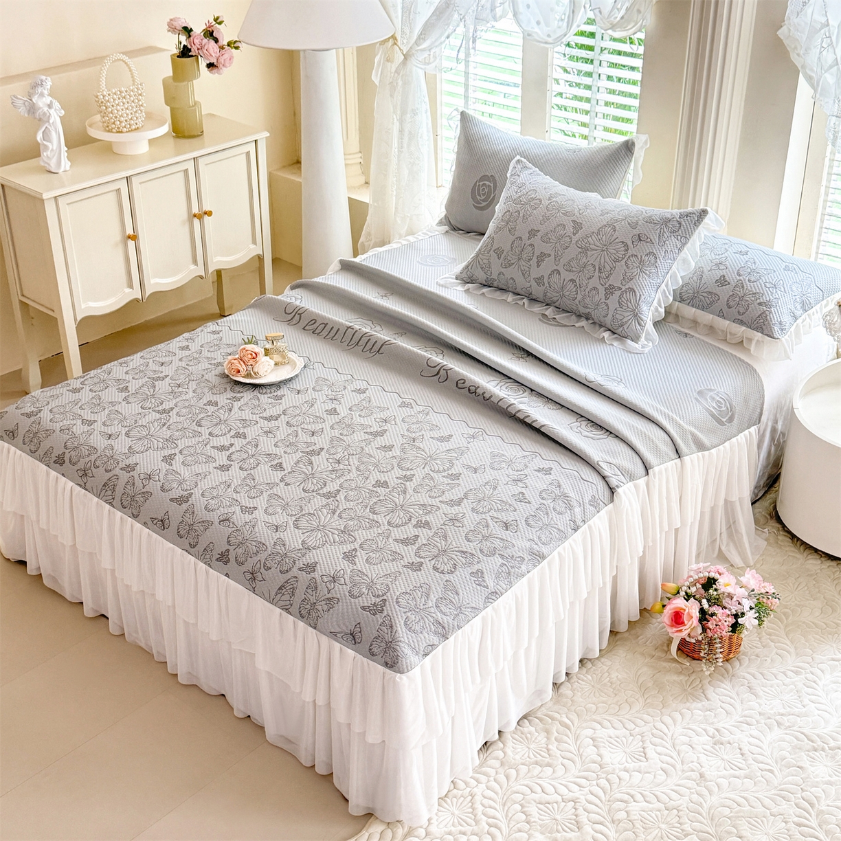 91家纺网 家纺一手货源 找家纺 绒棉世家 2026新款A类凉感豆豆席三件套床裙款软席子 蝶舞-山灰