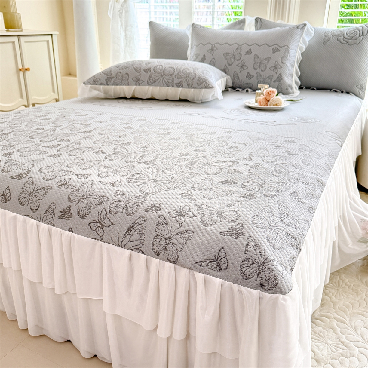 91家纺网 家纺一手货源 找家纺 绒棉世家 2026新款A类凉感豆豆席三件套床裙款软席子 蝶舞-山灰